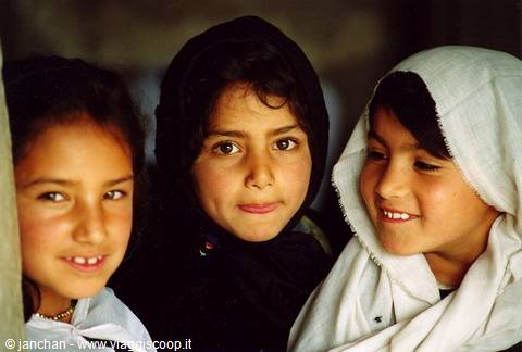 bimbe in una delle scuole appena riaperte a Kabul