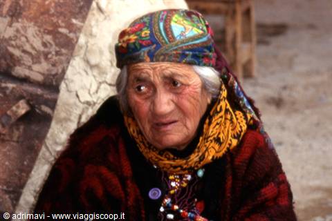 donna turkmena al mercato di Tolkuchka