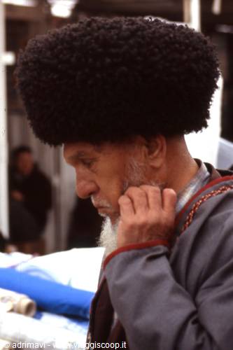 uomo turkmeno al mercato di Tolkuchka