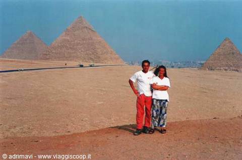Adri e Mavi sulla piana di Giza