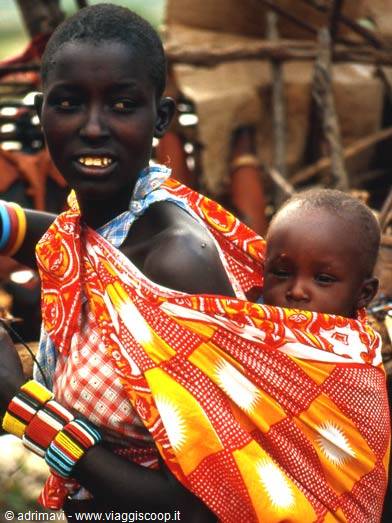 donna masai con bimbo