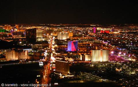 Las Vegas notturna e lo Strip visti dalla Stratosphere Tower