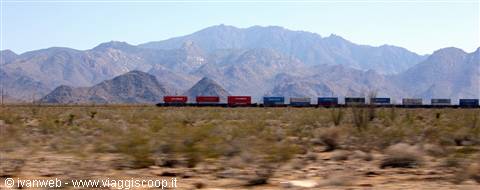 Il treno merci che scorre nel deserto del Nevada