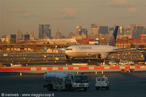 Newark aeroporto (sfondo New York)
