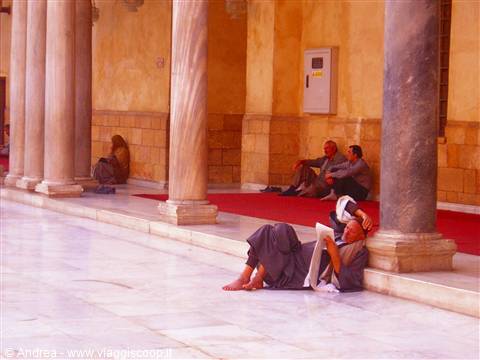 Leggendo il Corano nella Moschea Al-Azhar
