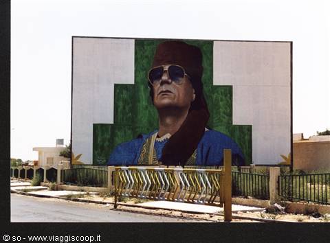 Cartellone pubblicitario con il ritratto del Colonnello Mohammar al-Kadhafi