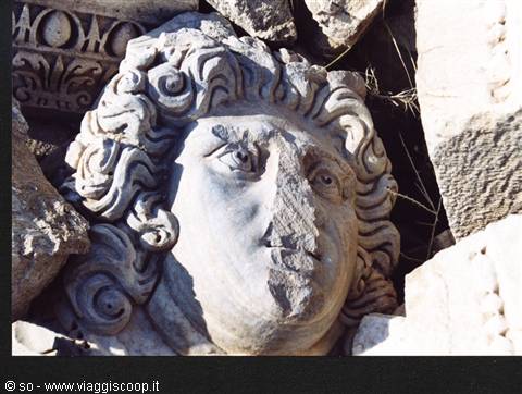 "Testa di Gorgona" nel sito di Leptis Magna