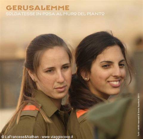 Soldatesse in posa per foto ricordo davanti al Muro del Pianto