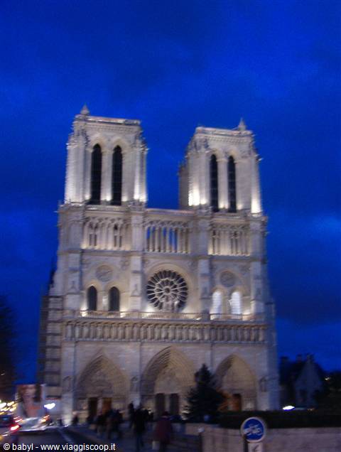 Notre Dame di notte