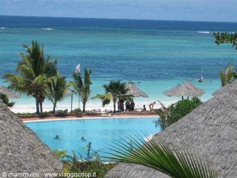 Zanzibar - Dongwe Village - Vista dall'alto della piscina, spiaggia e mare