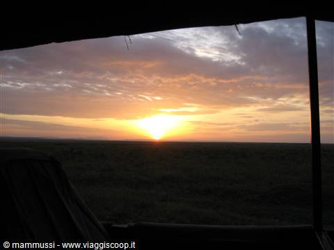 Ore 5.45 - Il sole sorge al Masai Mara - Agosto 2008