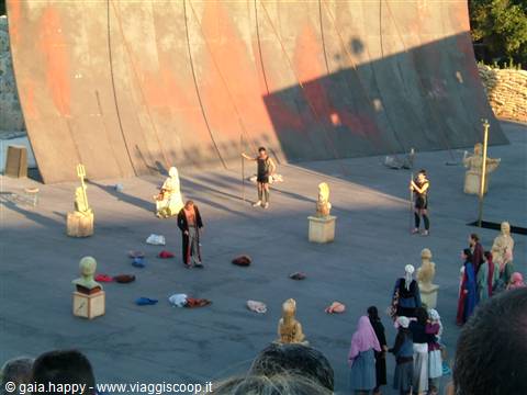 Rappresentazione della tragedia "Sette contro Tebe" nel teatro greco
