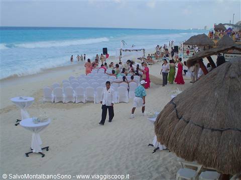 Matrimonio celebrato sulla bianca spiaggia di Cancun. Invitati elegantissimi ed a piedi scalzi.