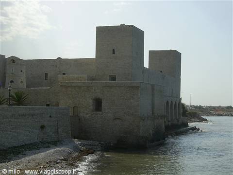 il castello di Trani sul mare