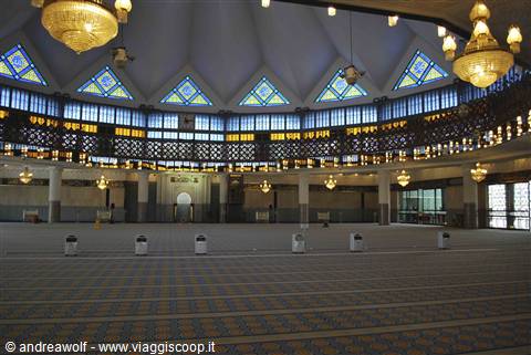 L'interno della moschea