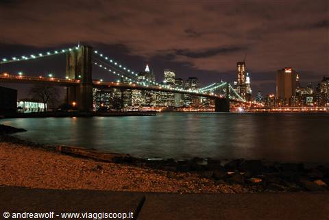 Il meraviglioso Skyline di Manhattan con il ponte di Brooklyn