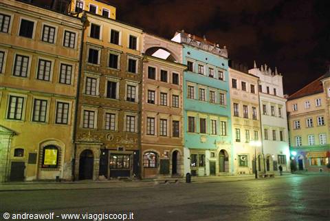 La piazza della città vecchia di notte