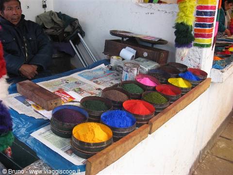 Mercato di Cuzco - Colori per le stoffe