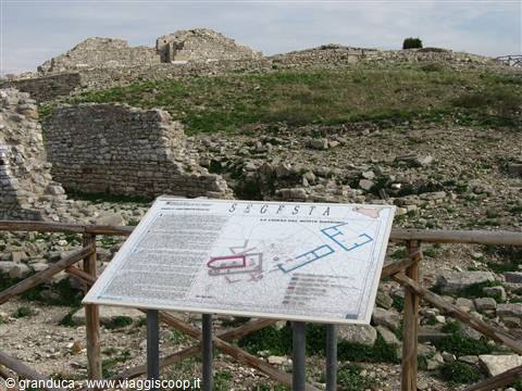 Segesta : l'anfitetro e la zona dell'acropoli