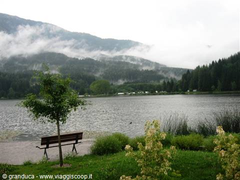 lago di Serraia con la pioggia