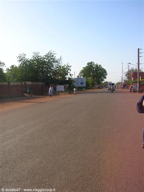 la via principale di ouahigouya