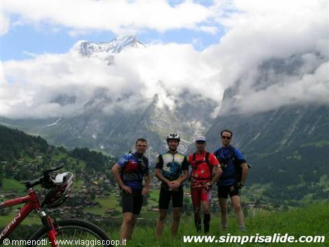Le cime maestose che circondano Grindelwald
