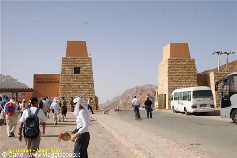 Giordania - Wadi Rum - l'entrata alla riserva naturale