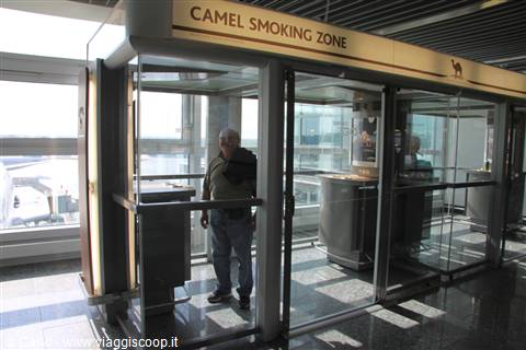 aeroporto di Francoforte la gabbia dei fumatori