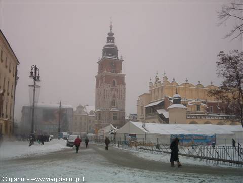 Il centro di Cracovia sotto la neve.