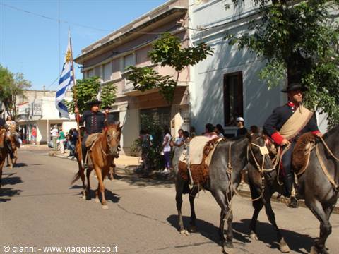 La sfilata dei tremila Guachos a cavallo viene aperta da militari in uniforme d'epoca.