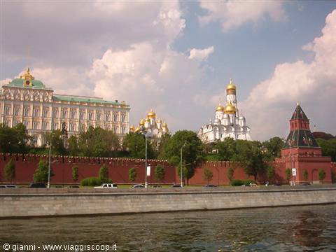 Kremlino, visto dalla Moscova