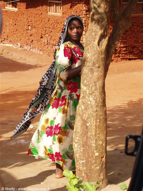 donna in un villaggio