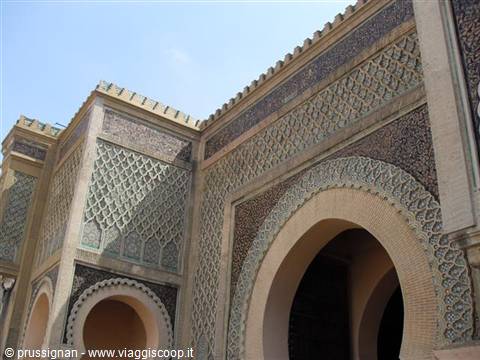 spettacolare mosaico sulla porta Bab el Mansour a Meknes