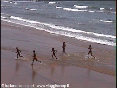 Malindi: bimbi sulla spiaggia