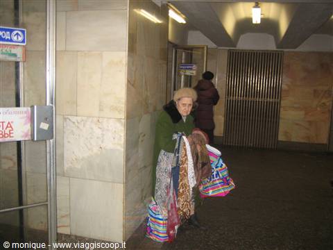 Anziana venditrice in metrò