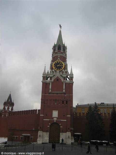 La torre Spasskaya del Cremlino sulla Piazza Rossa