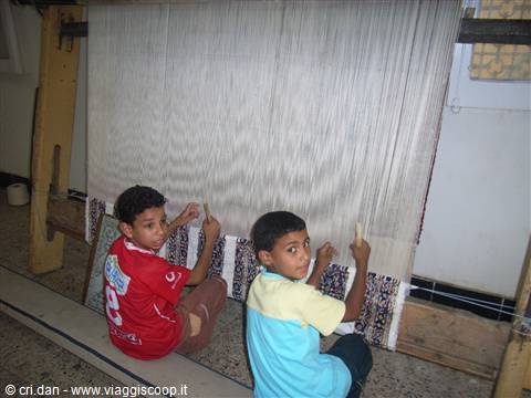 Una scuola dove insegnano a fare tappeti