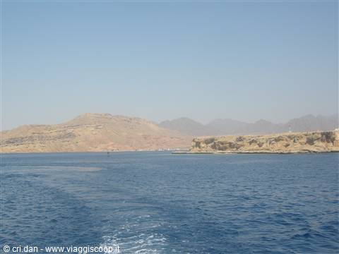 In barca verso l'isola di Tiran