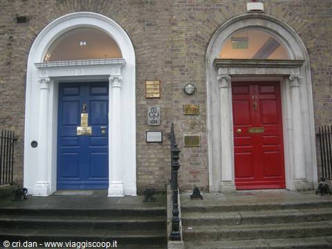 Classiche porte colorate.... Rossa e Blu... anche a Dublino un po' di Genoa :o)