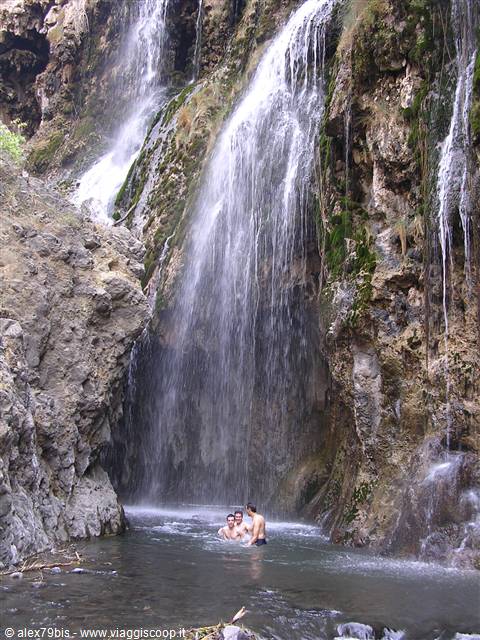 cascata vicino al campeggio sul lago natron