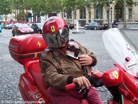 Motociclista parigino con passeggero....