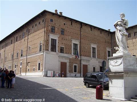 Urbino, piazza dell'università
