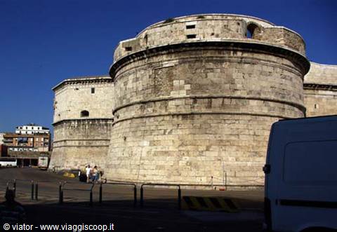 Porto di Civitavecchia: antichi bastioni