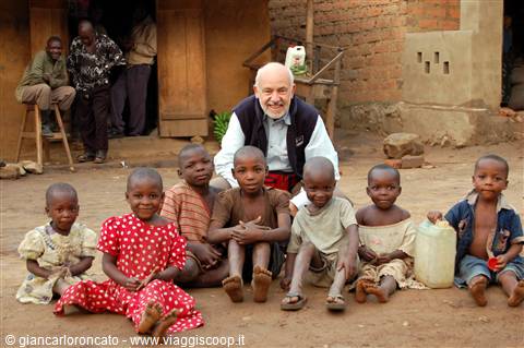 io con i bambini del villaggio Bwindi
