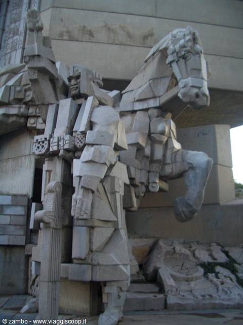 Monumento agli eroi della patria