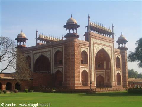 L'ingresso al Taj Mahal...