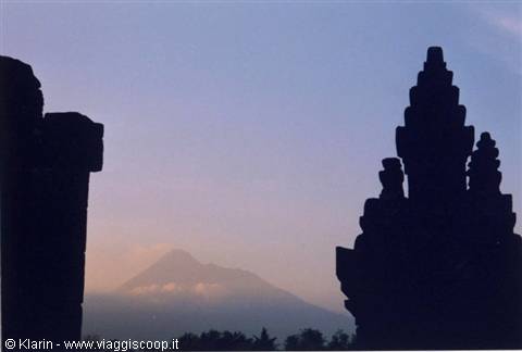 Prambanan - vista sul Gunung Merapi