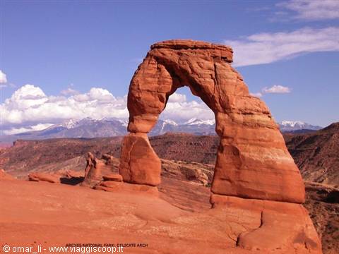 Delicate Arch con le La Sal Mountain sullo sfondo