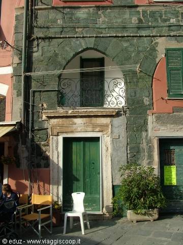 Vernazza - La facciata di una casa sul porto