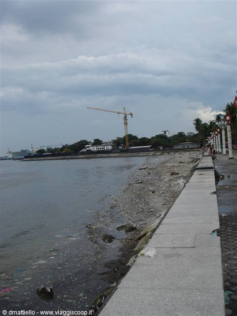 Manila Beach (Malate-Hermita). Sul fondo l'Ambasciata USA